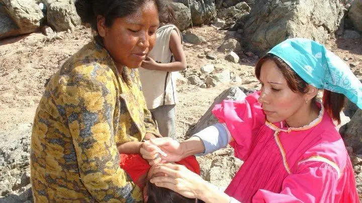 La inspiradora historia de Julia Paredes, la enfermera que llevó vacunas a comunidades remotas de México durante 30 años